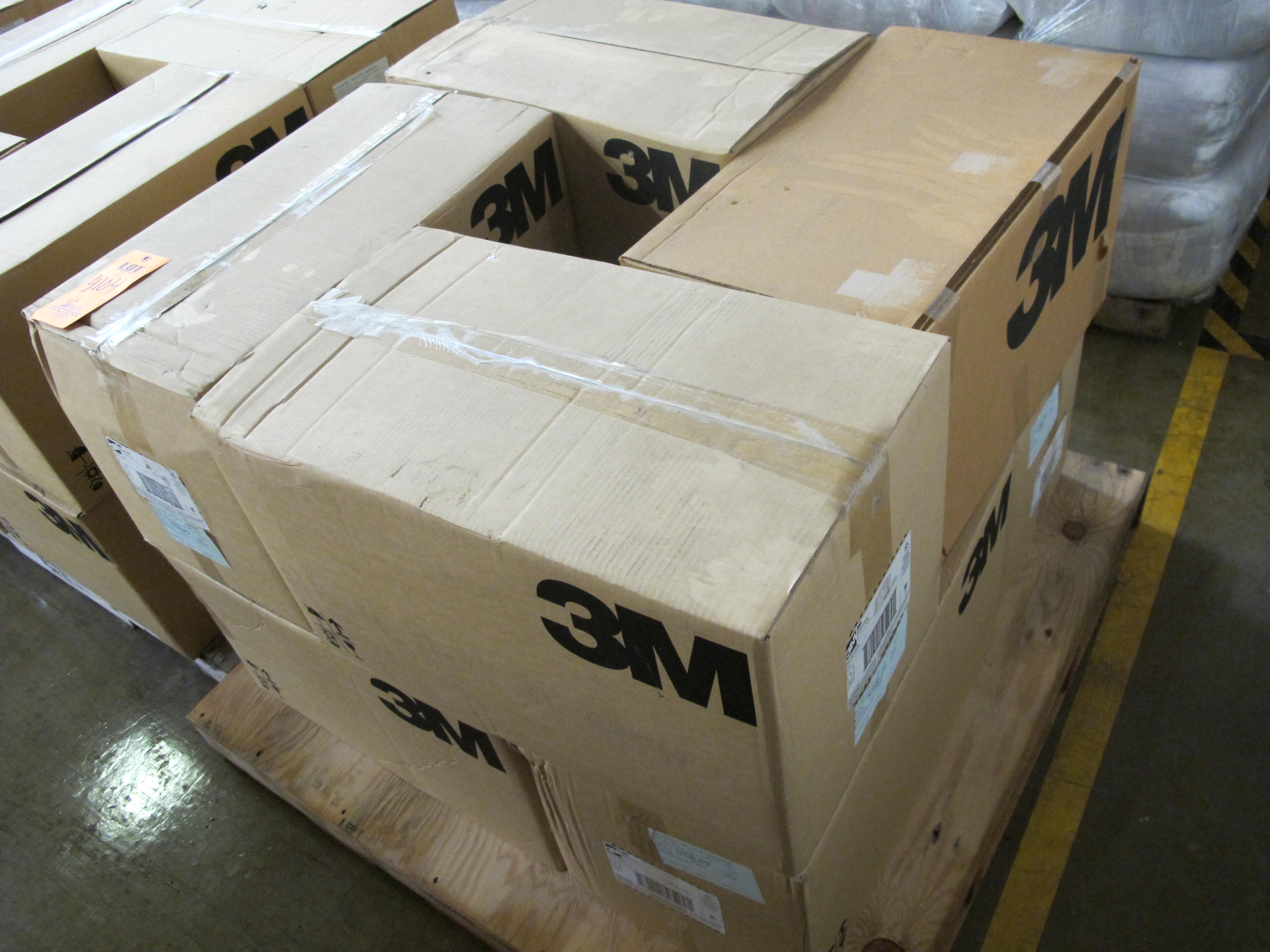 (16) 3M MATS, 49" X 16 FT X 0.40" THK SIZE, OFF-WHITE COLOR.. LOADING & HANDLING FEE $15-4104